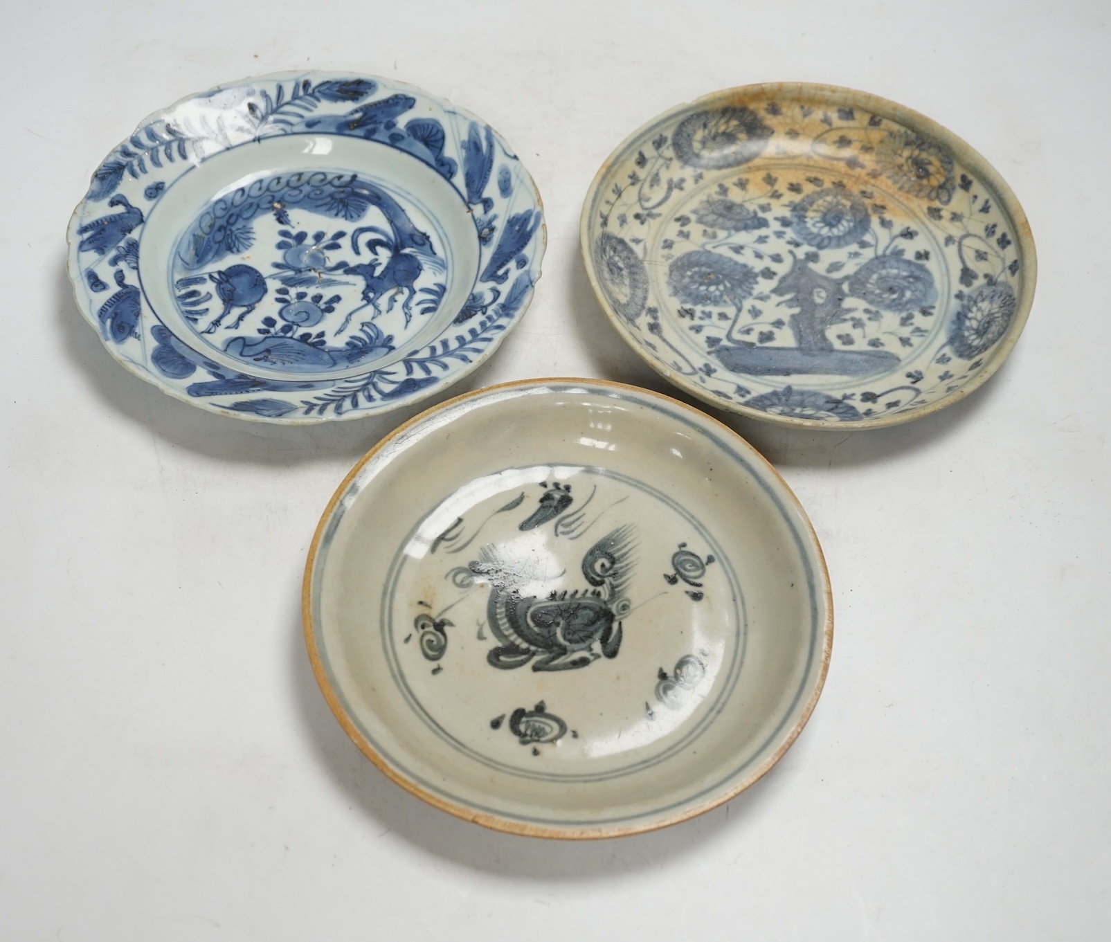 Three Chinese late Ming blue and white dishes, largest 21cm